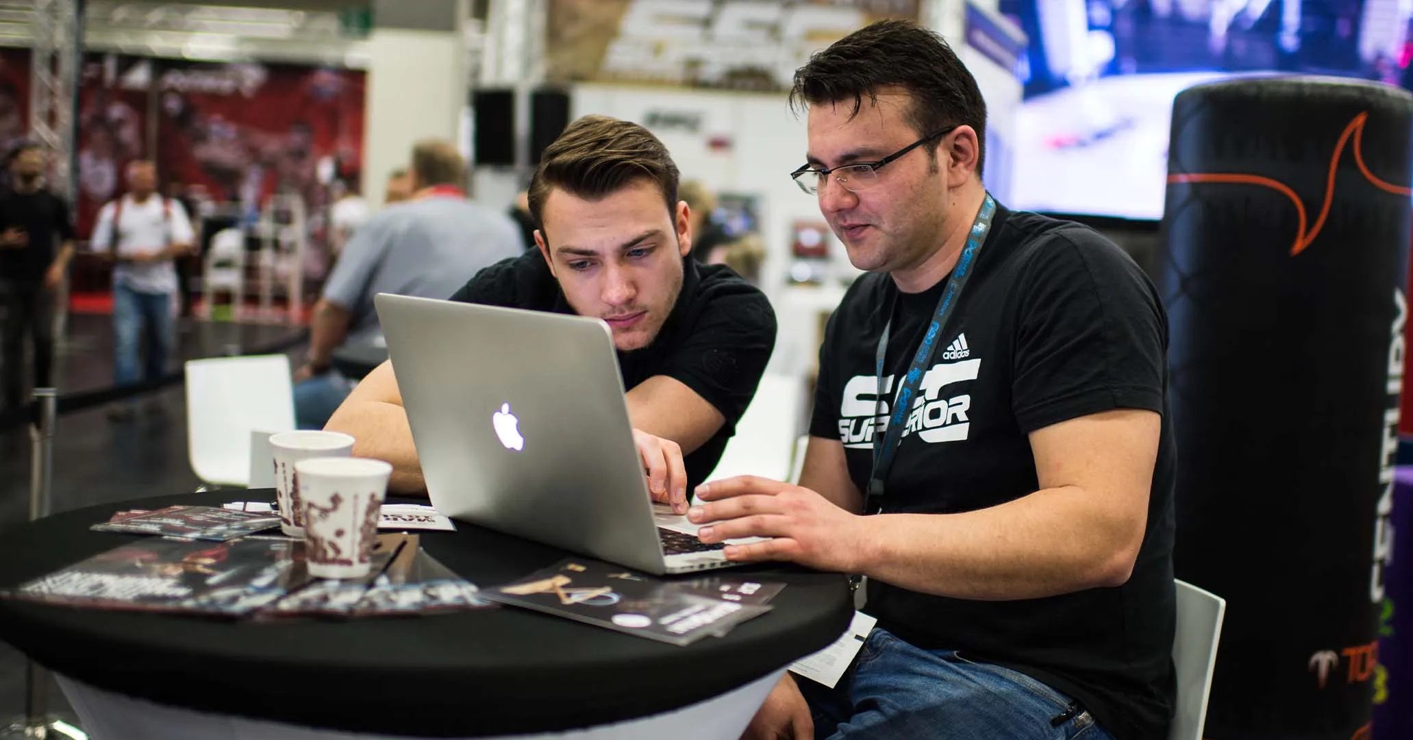 Beratung am Laptop auf einer Messe: Pixsla begleitet Händler persönlich